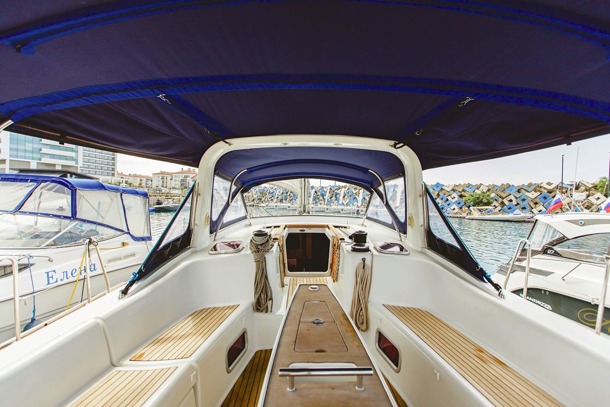Аренда парусной яхты BENETEAU OCEANIS 50 в Сочи - кокпит